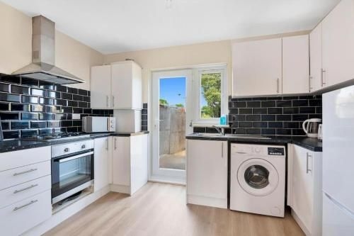 สเปเชียส 3บีอาร์ เฮาส์ อิน เอนฟิลด์ นอร์ธ ลอนดอน วิธ การ์เดน (Spacious 3BR House in Enfield North London with Garden)0