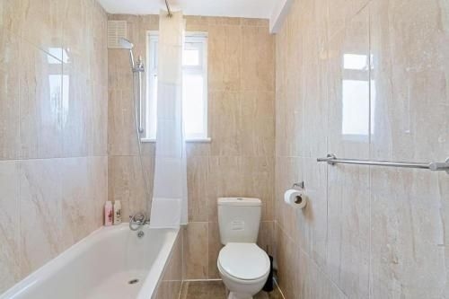 สเปเชียส 3บีอาร์ เฮาส์ อิน เอนฟิลด์ นอร์ธ ลอนดอน วิธ การ์เดน (Spacious 3BR House in Enfield North London with Garden)3