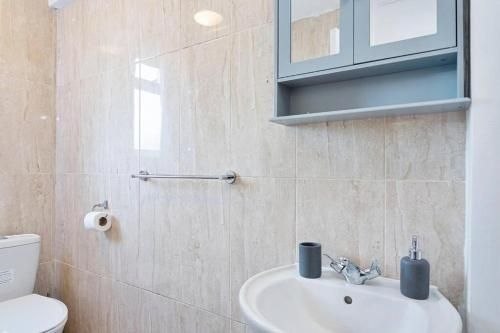 สเปเชียส 3บีอาร์ เฮาส์ อิน เอนฟิลด์ นอร์ธ ลอนดอน วิธ การ์เดน (Spacious 3BR House in Enfield North London with Garden)4