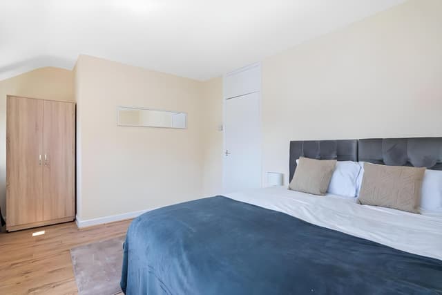 House-Comfort-Private Bathroom-Garden view-119 Stoneleigh Avenue