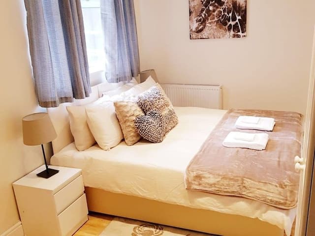 Deluxe Double or Twin Room, Shared Bathroom (DELUXE TWIN/KING )