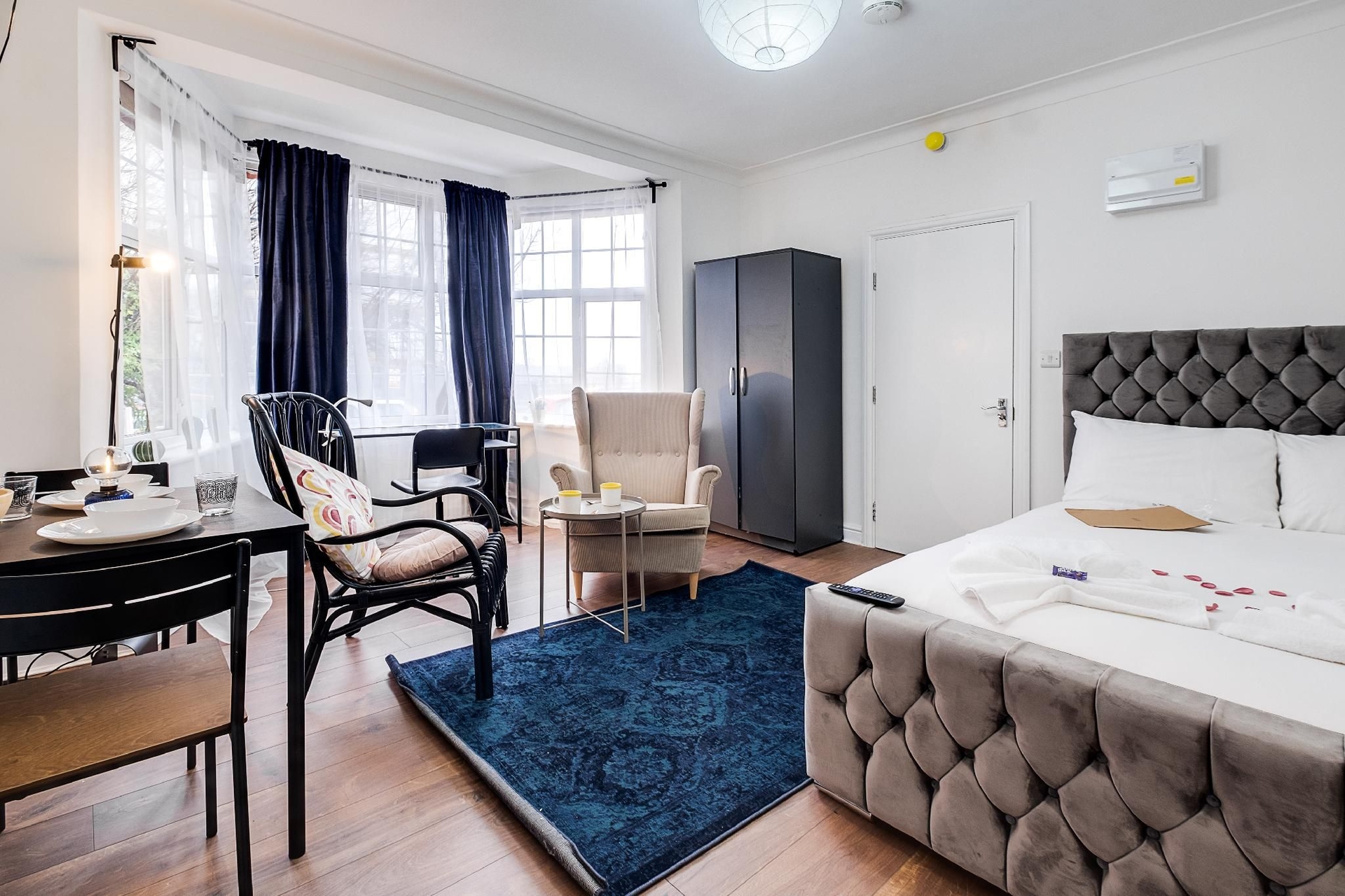 6 self contained Flats- Free Parking, Pets, Tube3