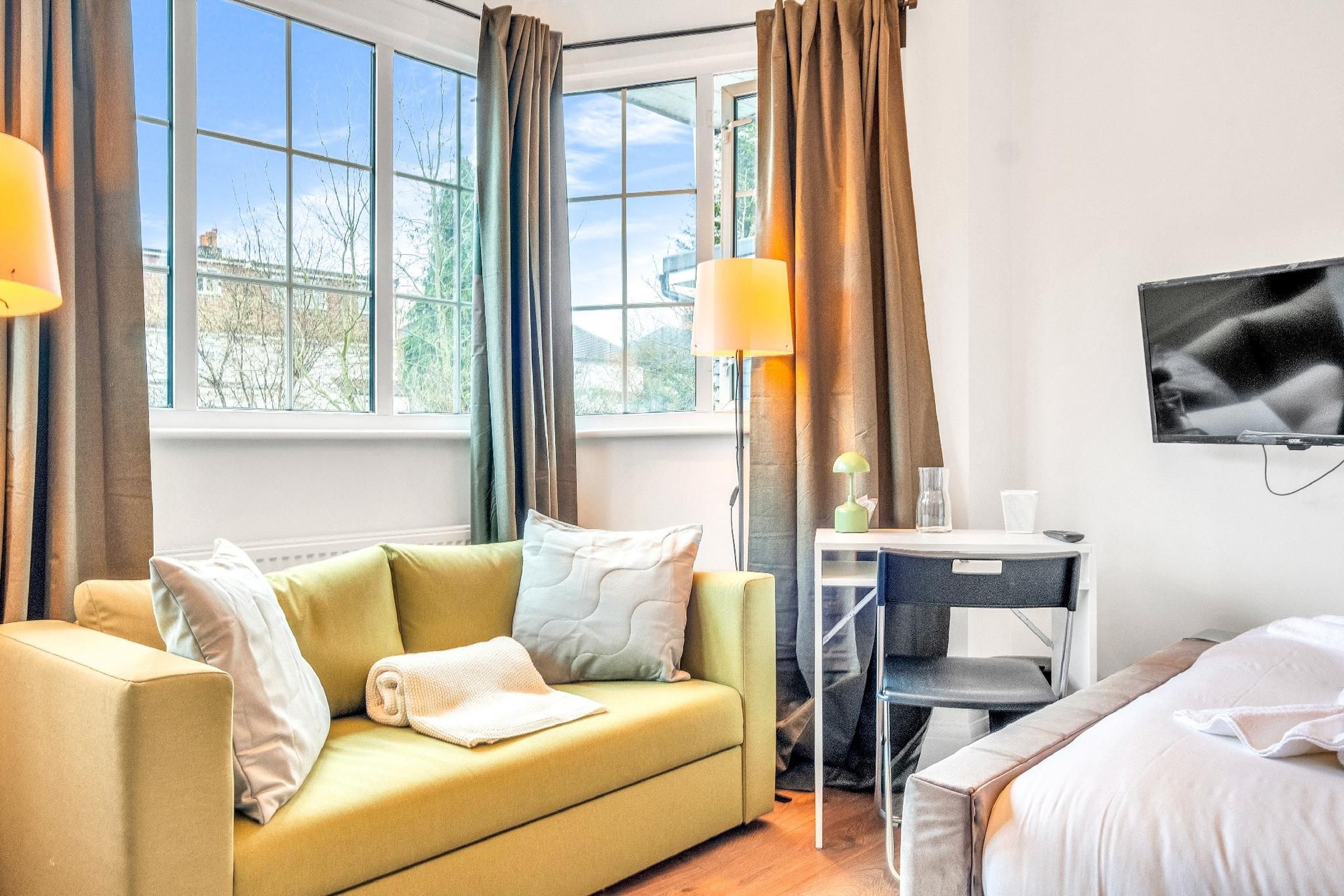 6 self contained Flats- Free Parking, Pets, Tube4