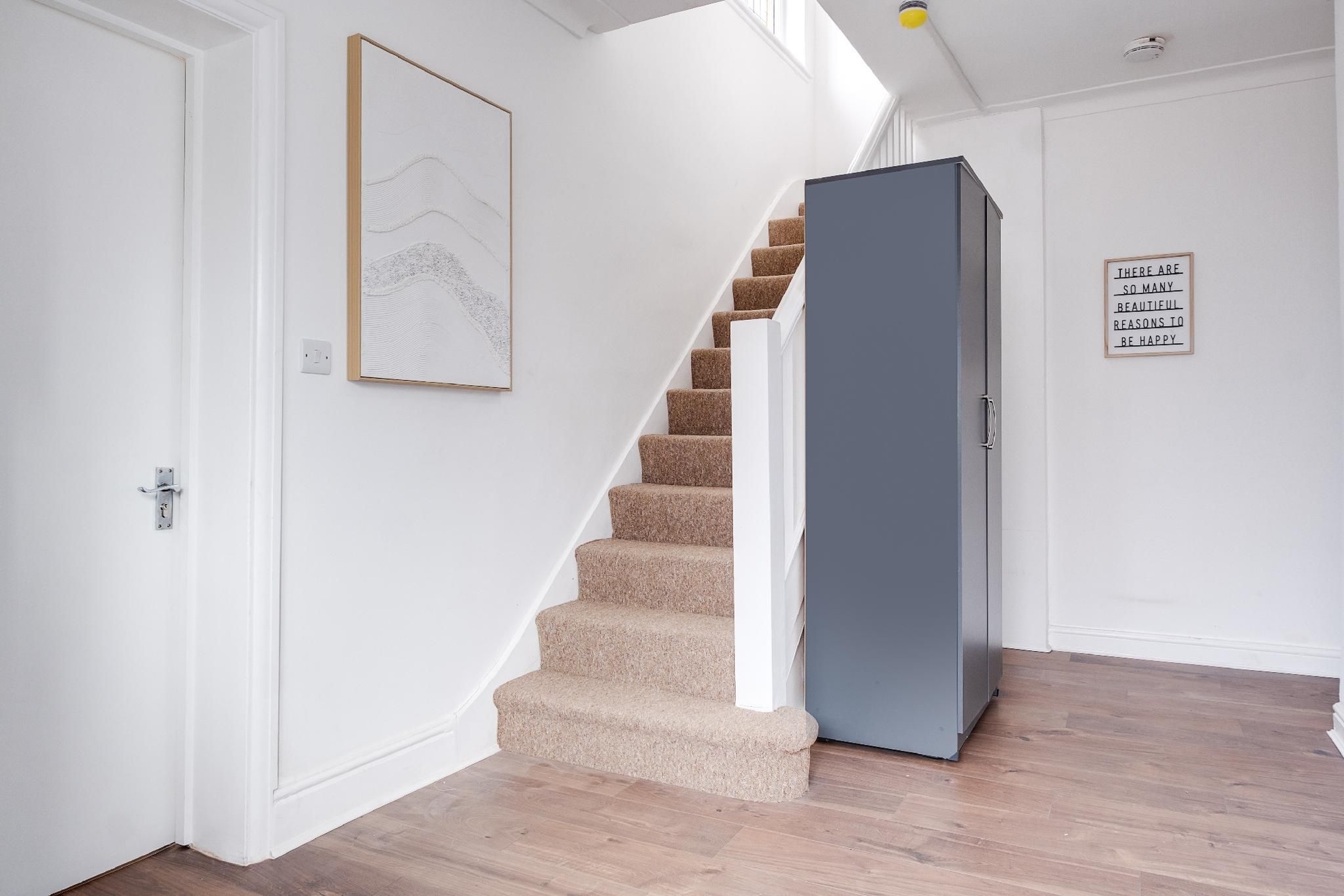 6 self contained Flats- Free Parking, Pets, Tube2