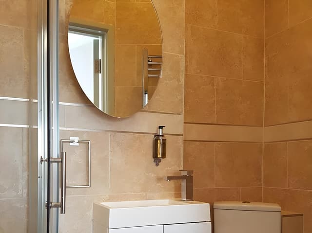 Twin Room-Ensuite with Shower