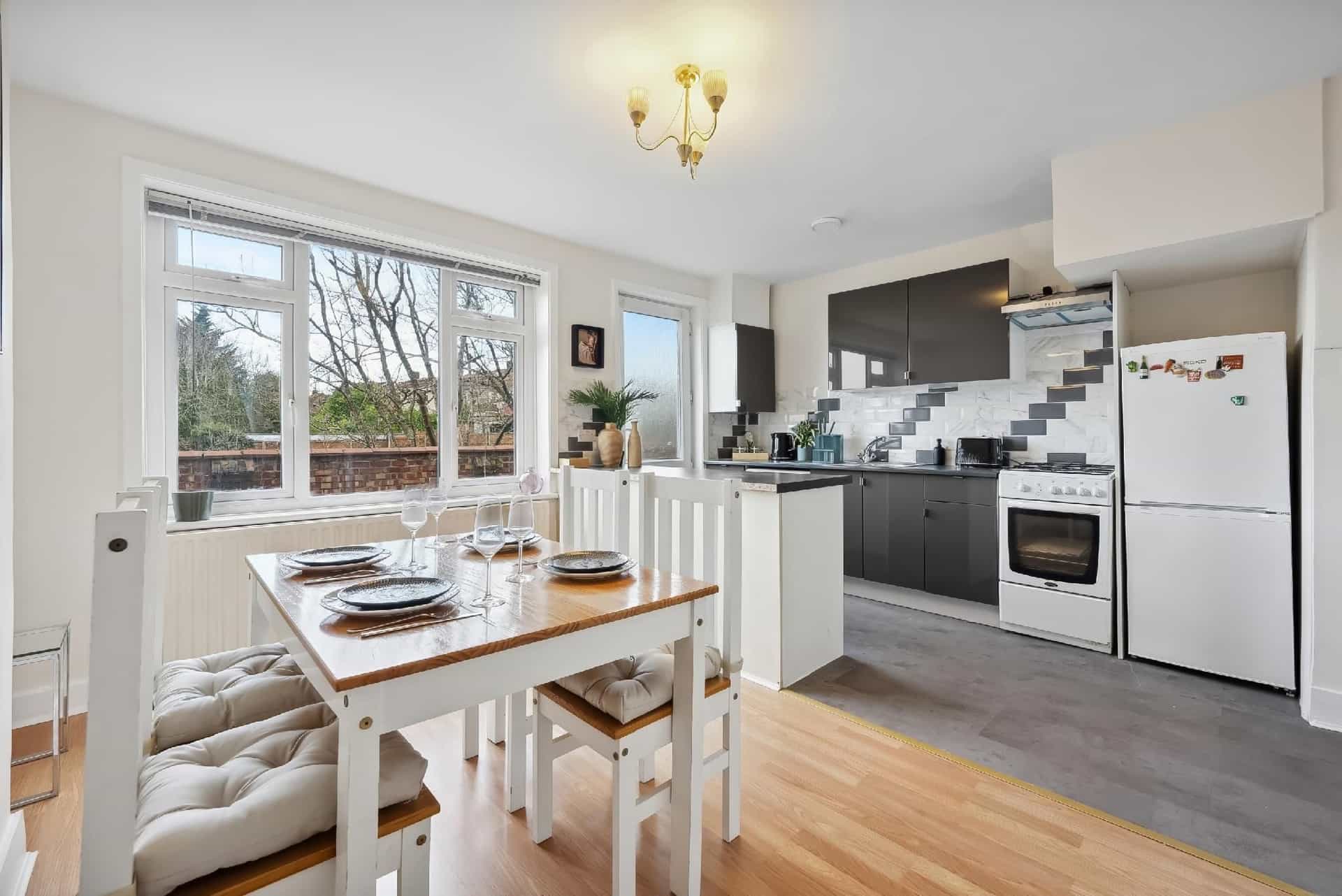 Vichy - Edgware Way 2 bed Modern Apartment