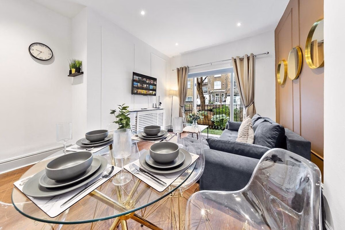 Luxury 2 Bedroom Balcony Kensington Flat for 6 Near Harrods & Next to Station!0