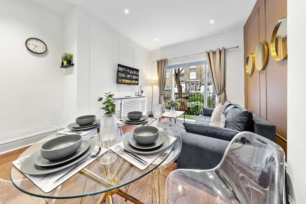 Luxury 2 Bedroom Balcony Kensington Flat for 6 Near Harrods & Next to Station!