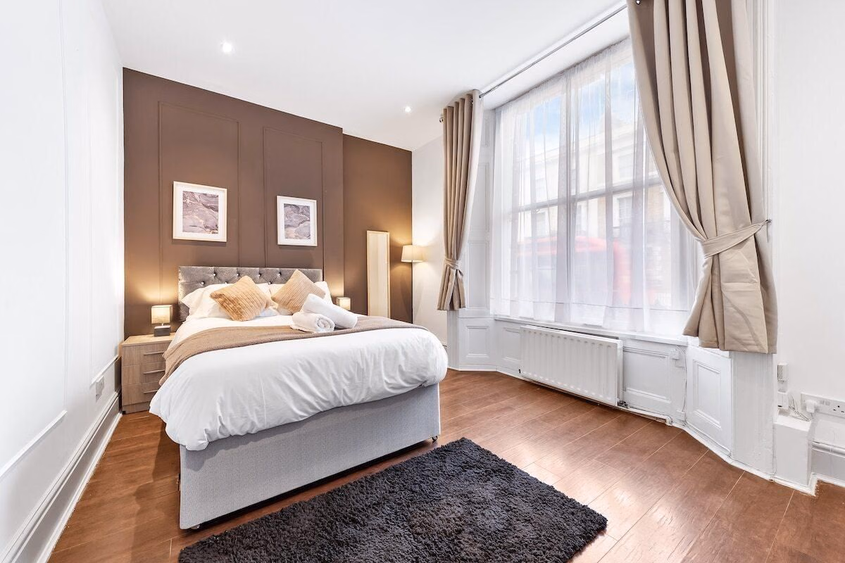 Luxury 2 Bedroom Balcony Kensington Flat for 6 Near Harrods & Next to Station!3