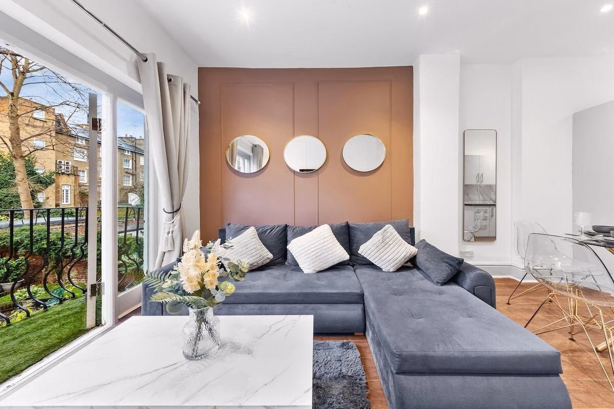 Luxury 2 Bedroom Balcony Kensington Flat for 6 Near Harrods & Next to Station!2