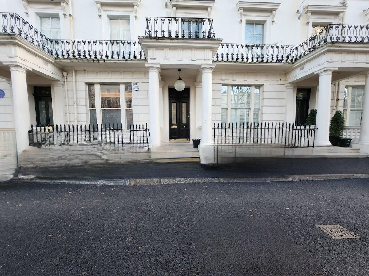 Elegant 2BR Apartment Steps from Tube0