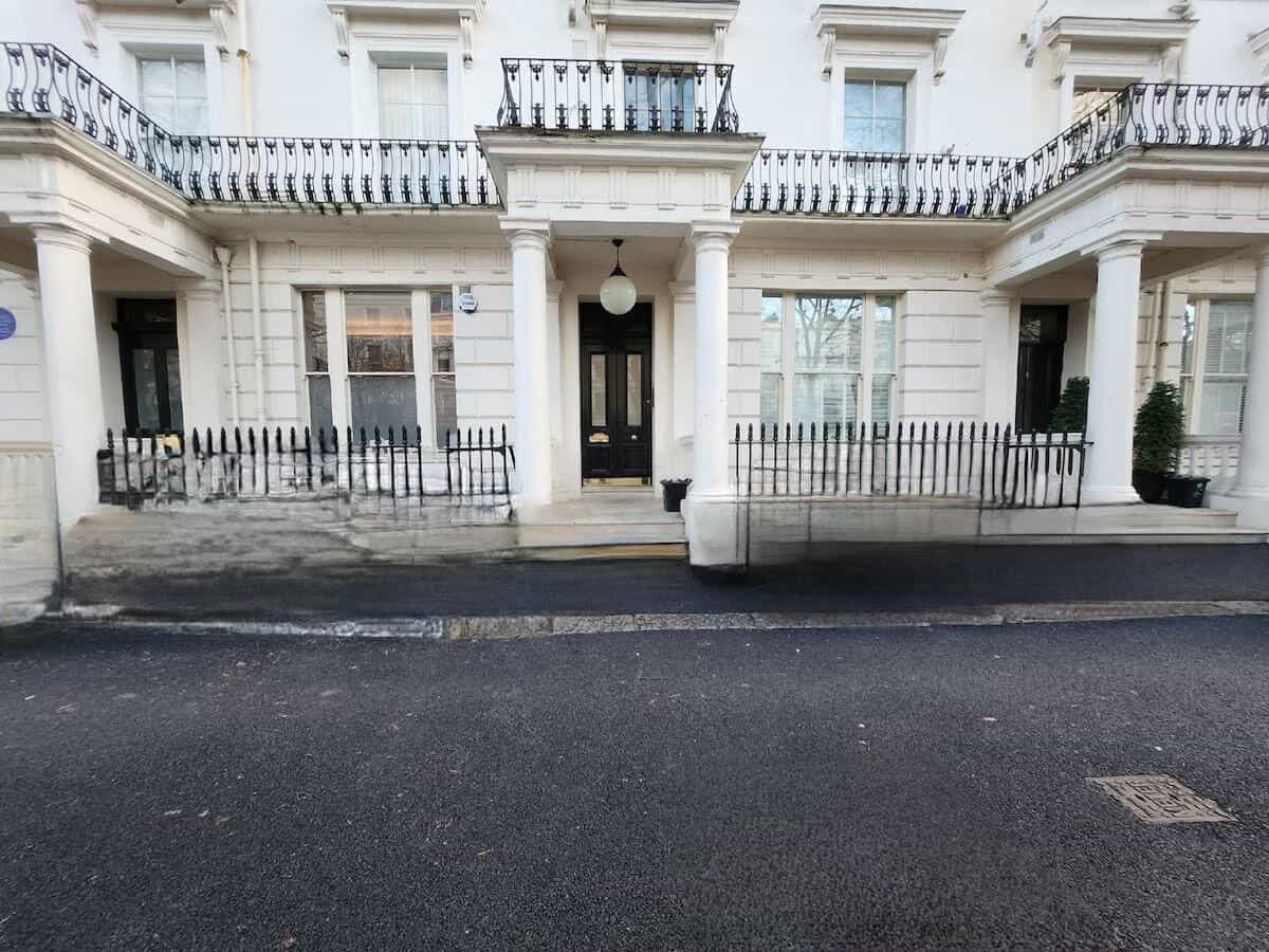 Elegant 2BR Apartment Steps from Tube
