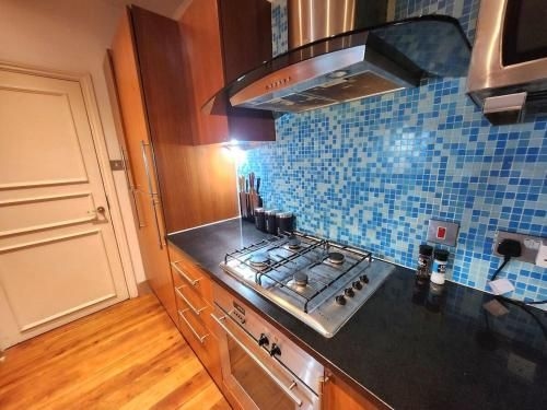 Elegant 2BR Apartment Steps from Tube3