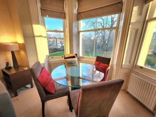 Elegant 2BR Apartment Steps from Tube4
