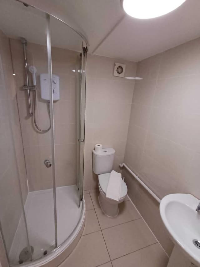 studio-ensuite with shower