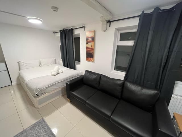 Deluxe-Studio-Ensuite with Shower