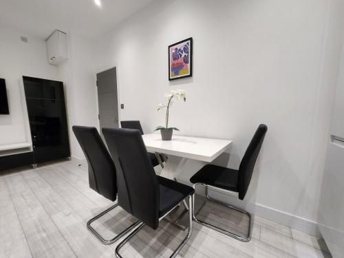 อพาร์ทเมนท์ทันสมัย 2 ห้องนอนในลอนดอน ใกล้รถไฟใต้ดิน (Modern 2BR London Apt Near Tube)3