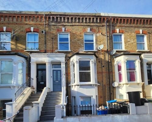 อพาร์ทเมนท์ทันสมัย 2 ห้องนอนในลอนดอน ใกล้รถไฟใต้ดิน (Modern 2BR London Apt Near Tube)0