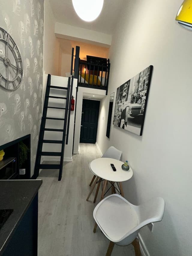Standard Studio, Ensuite