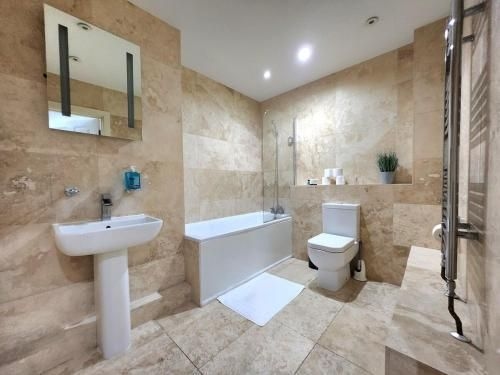 Spacious 2-Bed Flat - Close to Tube, Sleeps 62