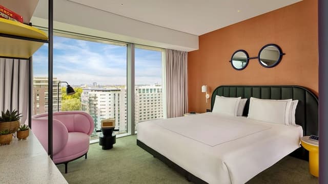 Room, 1 King Bed (Art)