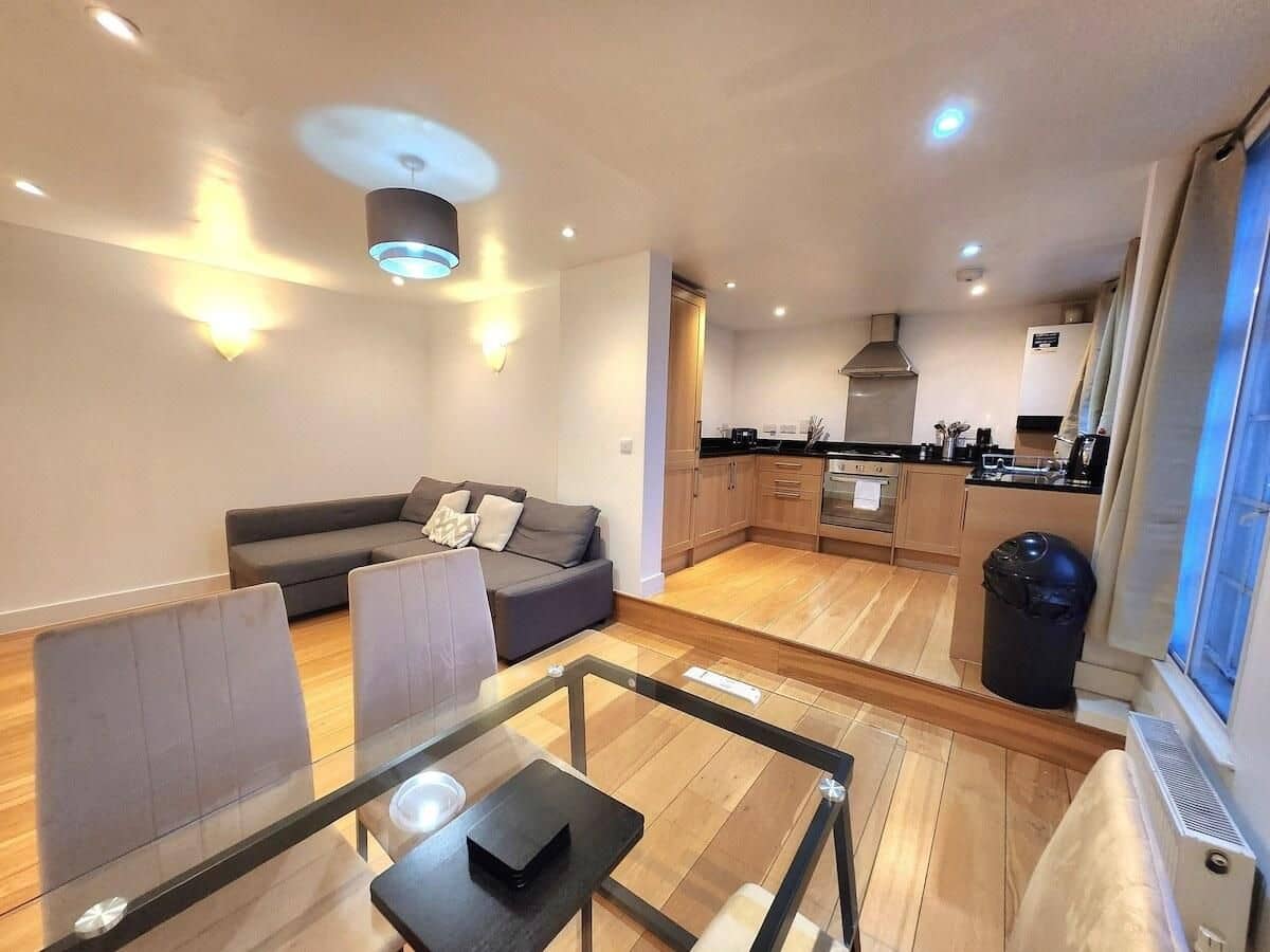 Comfortable 2BR Flat - 1 Min to Tube, Sleeps 6 Comfortable 2BR Flat - 1 Min to Tube, Sleeps 6