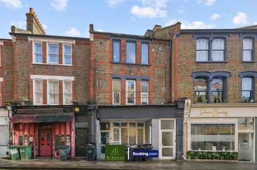 อพาร์ตเมนต์ 2 ห้องนอน 1 ห้องน้ำส่วนตัว ขนาด 75 ตร.ม. – แลมเบธ (Modern 2-Bedroom Clapham Apartment)0