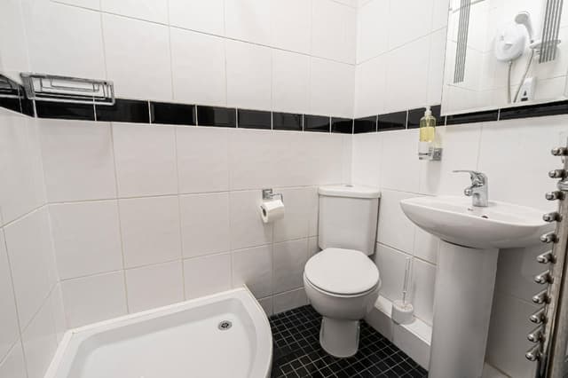Large-Quad room-Ensuite