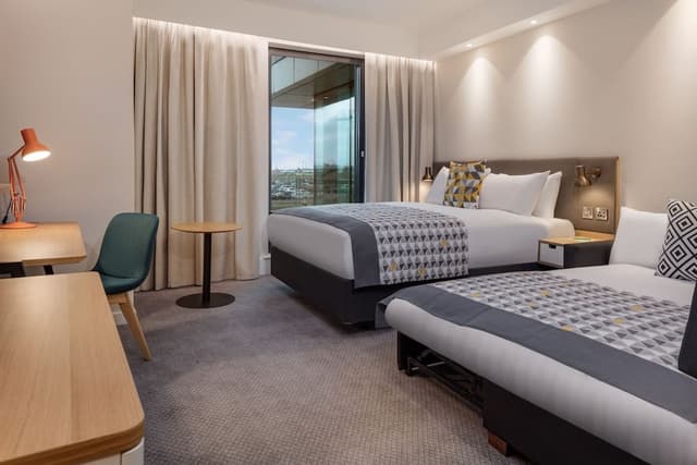 Family Room, 1 Queen Bed (Premium)