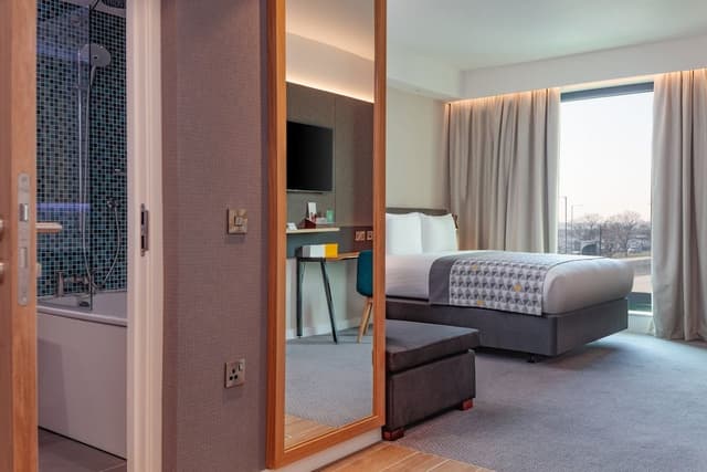 Family Room, 1 Queen Bed (Premium)