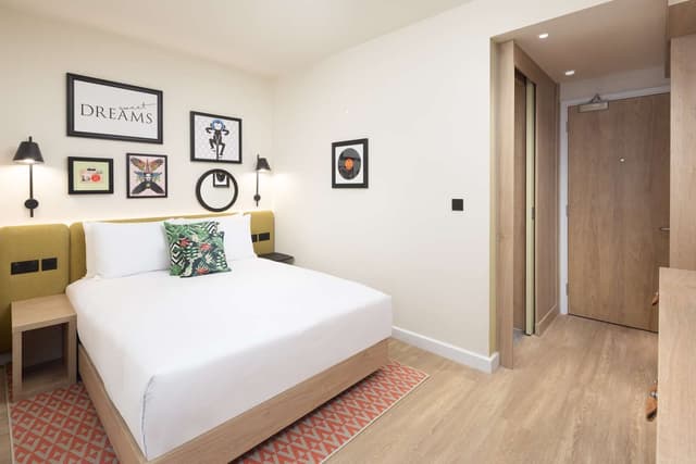 QUEEN ROOM