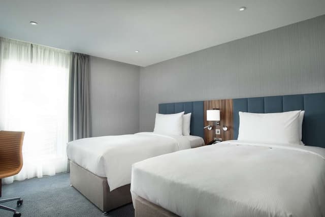 TWIN ROOM