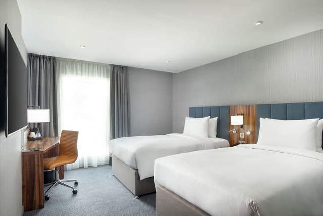 TWIN ROOM
