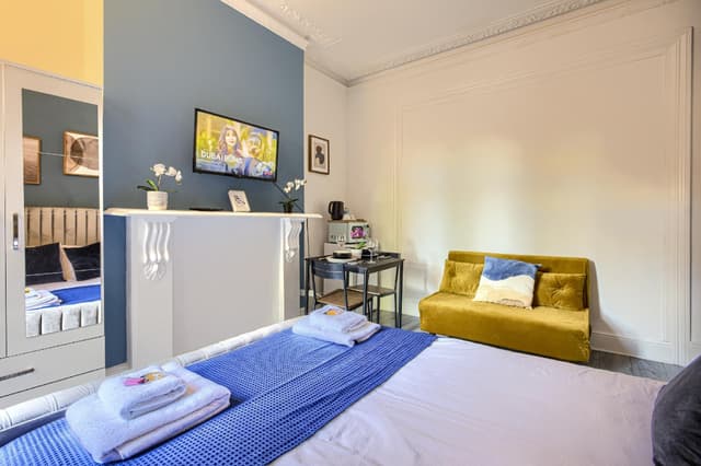 Suite-Deluxe-Shared Bathroom-Garden view-2
