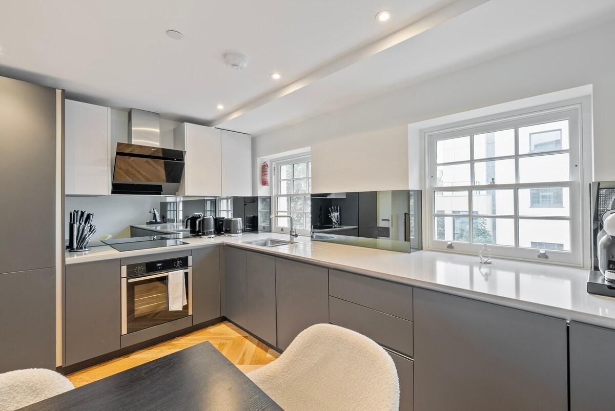 Charming 2 bedroom 2 bathroom flat near Oxford St1