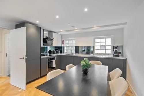 Charming 2 bedroom 2 bathroom flat near Oxford St0