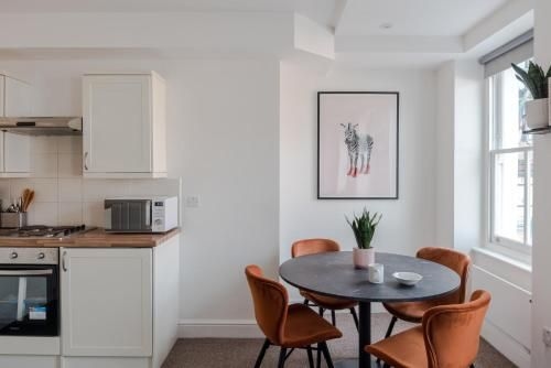 The Vanity Affair - Fitzrovia - by Frankie Says2