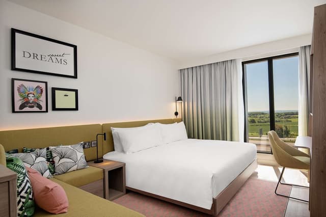 KING ROOM