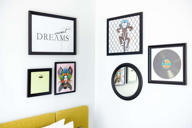 TWIN ROOM