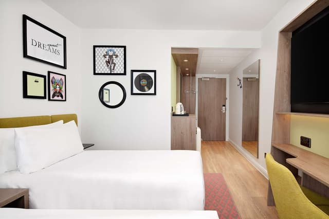 TWIN ROOM