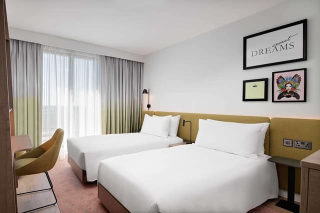 TWIN ROOM