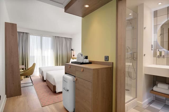 TWIN ROOM