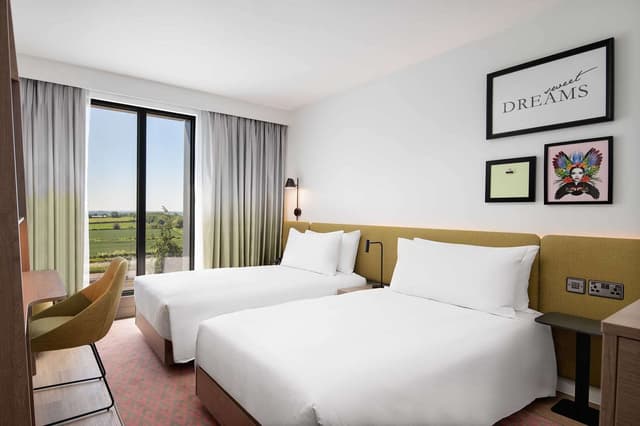 TWIN ROOM