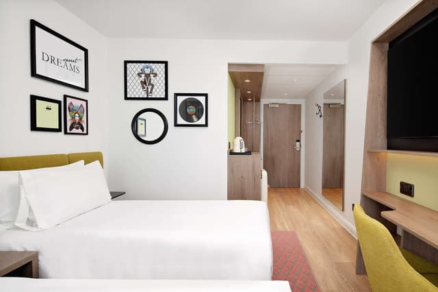 TWIN ROOM