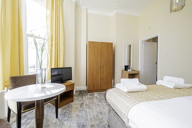 Classic Double Room, Ensuite, Sea View