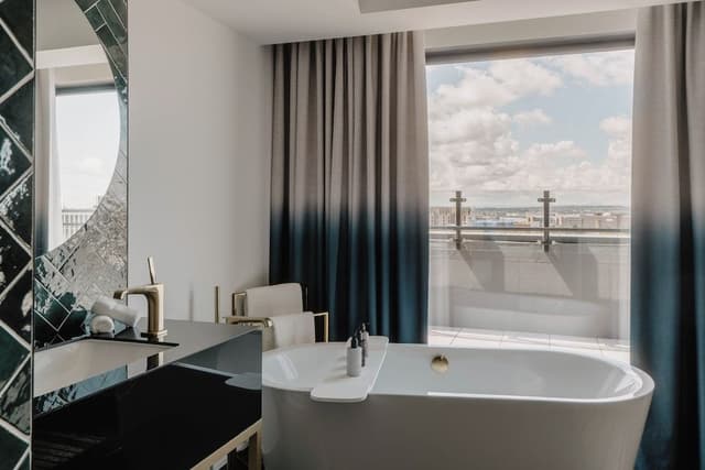 Suite, 1 Bedroom, Balcony (Dock View, Top Floor, Bathtub)