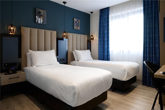 TWIN ROOM