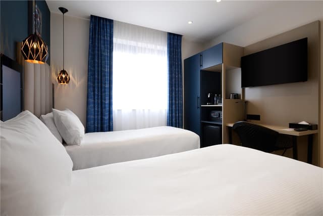 TWIN ROOM