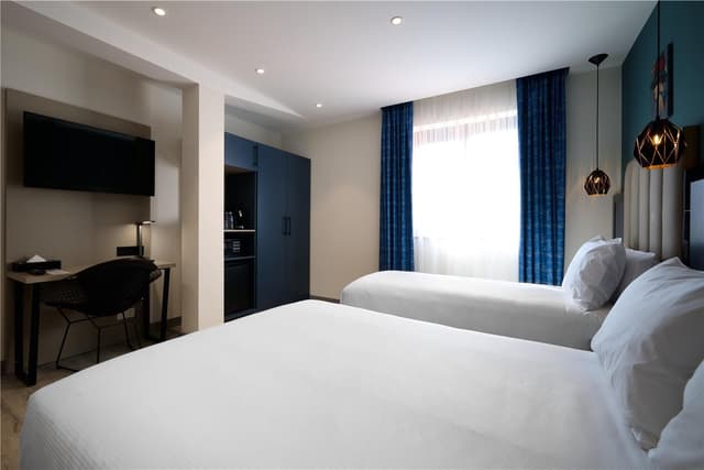 TWIN ROOM