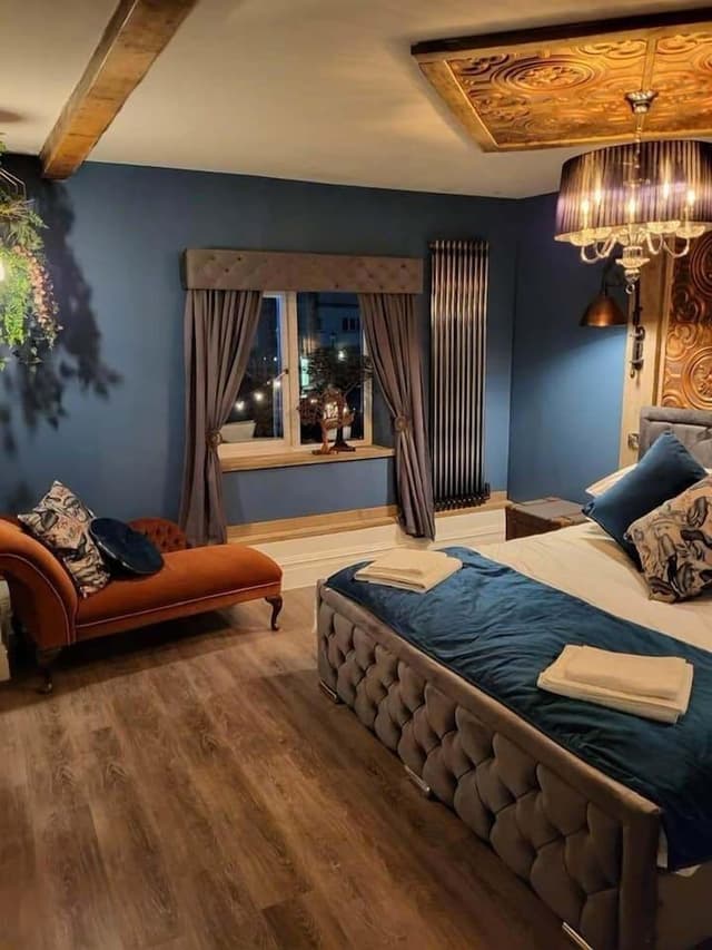 Superior Double Room, Ensuite, Canal View (The Duke)
